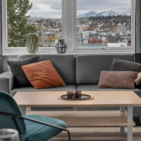 I Med En Fantastisk Utsikt Over Tromso Sentrum Tromsdalen